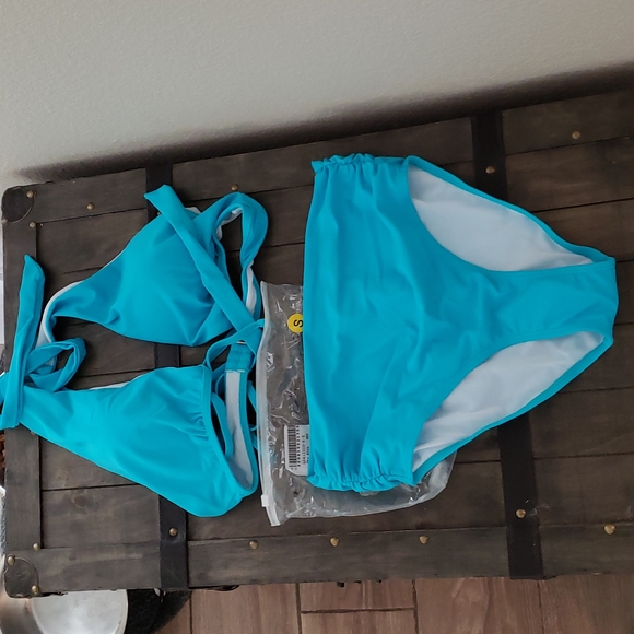 Bikini - Picture 2 of 3